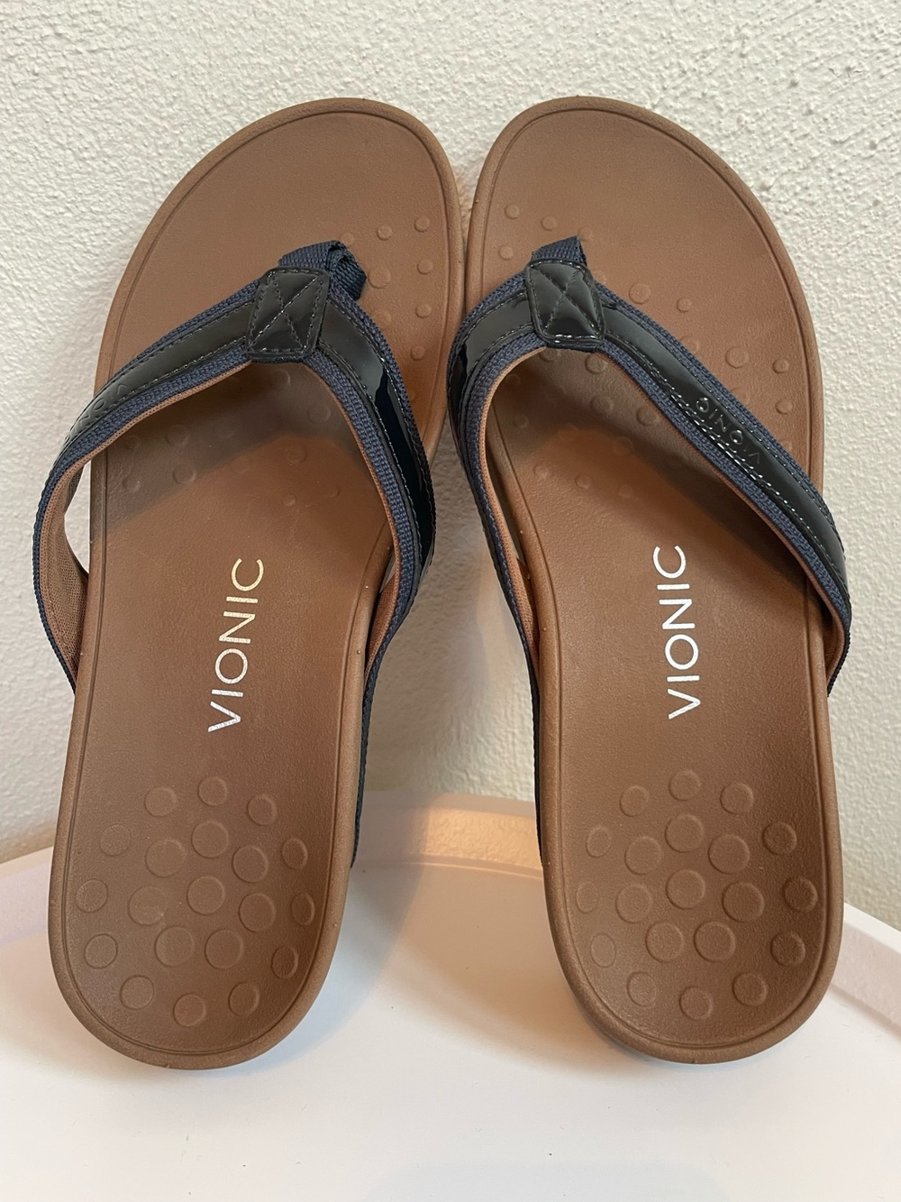 Vionic Womens Flip Flop Sandals High Tide Wedge Black Navy Patent
Leather Sz 8 - Picture 9 of 9